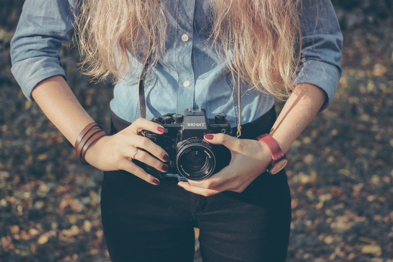 photographe-LE BOURGUET-min_hand-person-girl-woman-camera-photography-614-pxhere.com